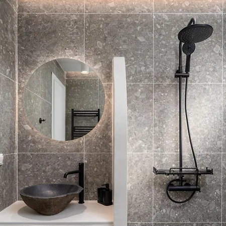 דירה Theosis Signature